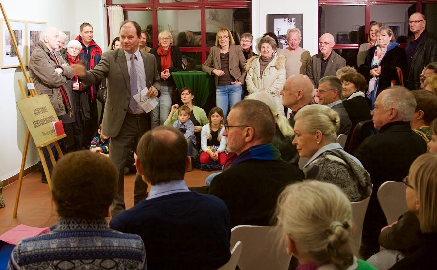 Bereits bei der Eröffnung der Ausstellung „Grenzgänge“ war das Interesse überaus groß. (Foto: Jörg Levermann)