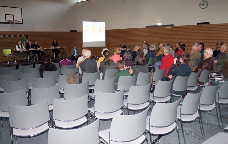 Nur wenige Interessierte kamen Anfang Mai in die Radelandhalle, um mit der lokalen Politik, Stadtplaner und Schallschutzgutachter über eine mögliche Bebauung an der Badewiese und dem angrenzenden Grundstück zu diskutieren. (Foto: Jörg Levermann)