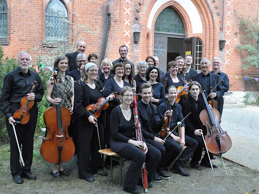 Mit neuem Dirigenten: Das Schmöckwitzer Kammerorchester wählte 2015 Gabriel Safron zu ihrem Dirigenten. (Foto: Schmöckwitzer Kammerorchester)