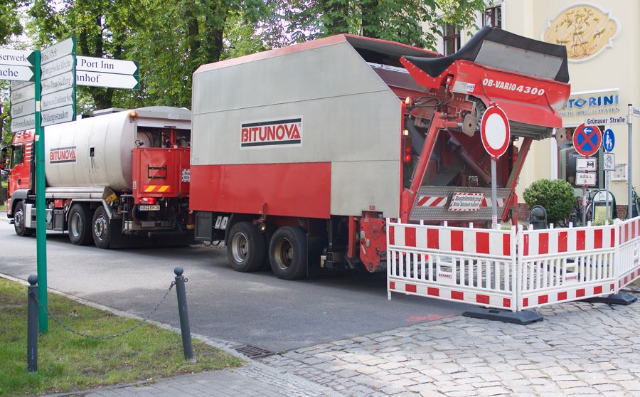 Eichwalde. Noch bis um 24. Juni 2016 sind die Wusterhausener und Grünauer Straße von der Einmündung Friedenstraße bis zur Bahnhofstraße für den Kraftfahrzeugverkehr gesperrt. Grund für die Vollsperrung ist die Erneuerung der Einfassung von Kanaldeckeln und der Fahrbahnränder.