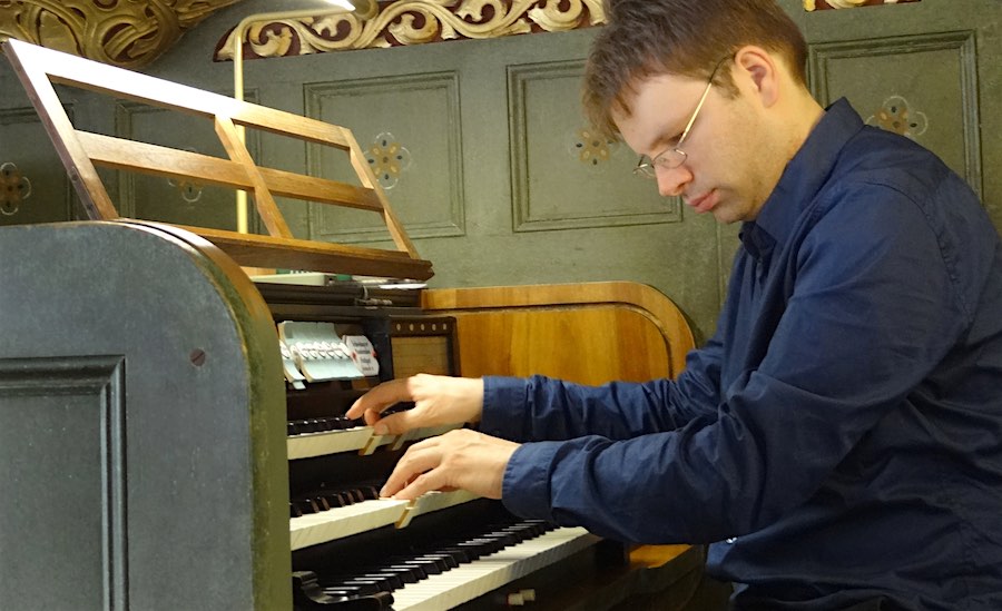 Organist Jack Day an der Parabrahmorgel der evangelischen Kirche am Händelplatz. (Foto: Burkhard Fritz)