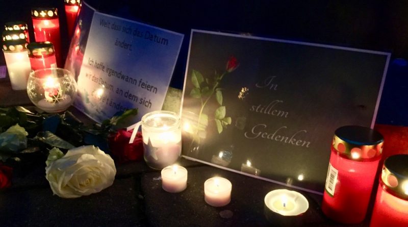 Als ein Zeichen gegen Terror und Gewalt und im Gedenken an die Opfer des Anschlags am Montag in Berlin legten viele Menschen in Eichwalde Blumen an der Alten Feuerwache ab, entzündeten Kerzen. (Foto: Jörg Levermann)