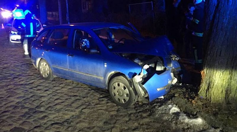 Zweiter Unfall am Abend: Fahrer mit gesundheitlichen Problemen prallte gegen Baum.