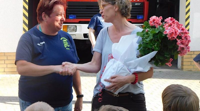 Tina Fischer (rechts) bedankt sich mit einem Blumenstrauß bei Feuerwehrfrau Kerstin Schildberg für ihre Arbeit mit dem jüngsten Feuerwehrnachwuchs. (Foto: Christian Könning, Landtagsbüro Tina Fischer)