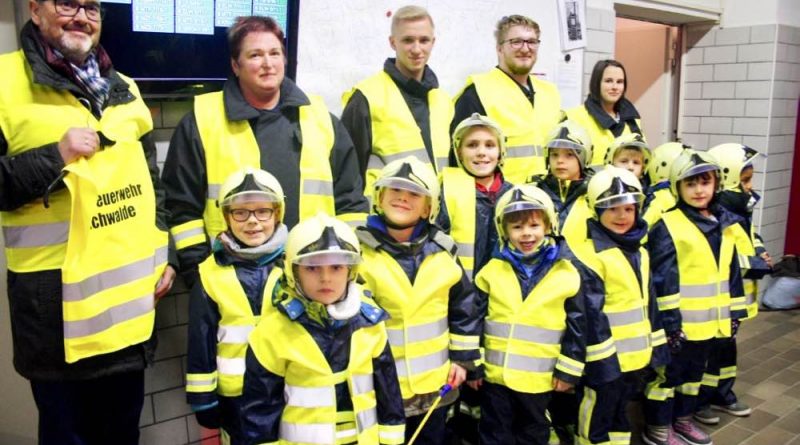 Nagelneue Warnwesten stiftete Peter Goyowczyk dem Feuerwehrnachwuchs in Eichwalde. (Foto: Jörg Levermann)