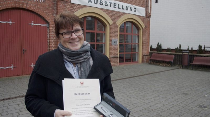 Die Freude und Überraschung für die Auszeichnung als Ehrenamtlerin des Monats ist Martina Büttner ins Gesicht geschrieben. (Foto: Jörg Levermann)