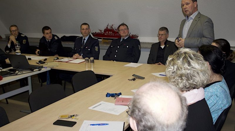 Der scheidende Bürgermeister Bernd Speer (parteilos) und sein Nachfolger Jörg Jenoch (WIE) machten sich bei der Jahreshauptversammlung ein Bild von der Arbeit der Freiwilligen Feuerwehr. (Foto: FF Eichwalde / Jörg Levermann)