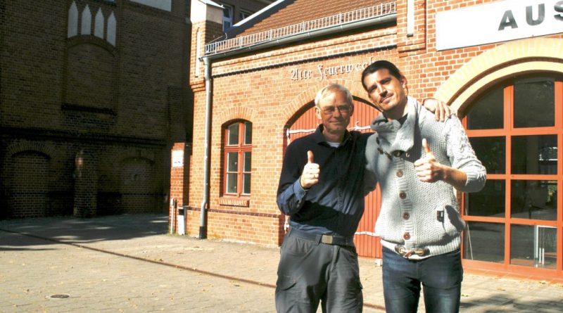 Christian Dederke (rechts) und Jörg Levermann (links) vor dem Kulturzentrum Alte Feuerwache in Eichwalde.